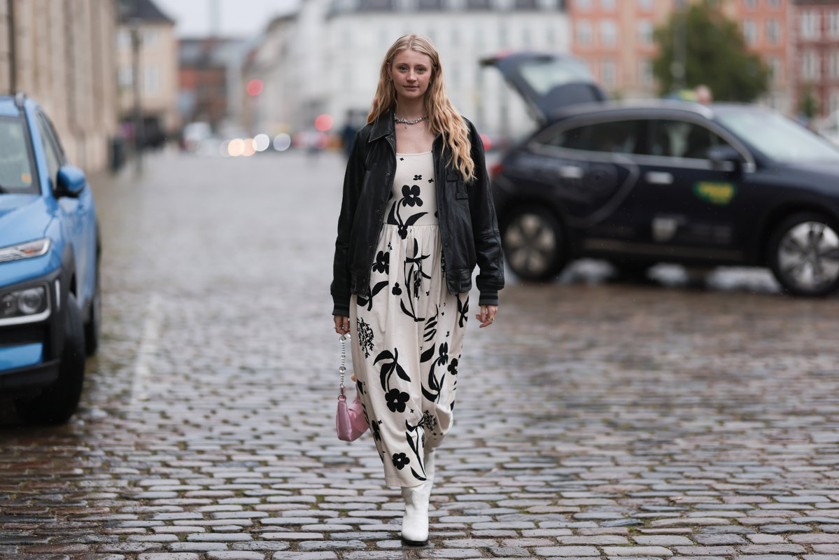 Frau trägt Blumenkleid