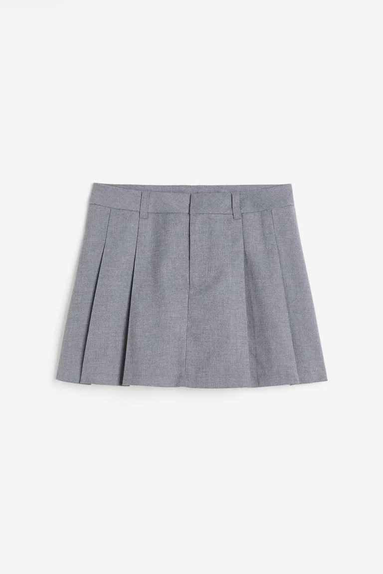 Der Preppy Style gelingt im Handumdrehen mit dem graumelierten Minirock mit Kellerfalten von H&M. Für ca. 20 Euro ist er ein echtes Schnäppchen.