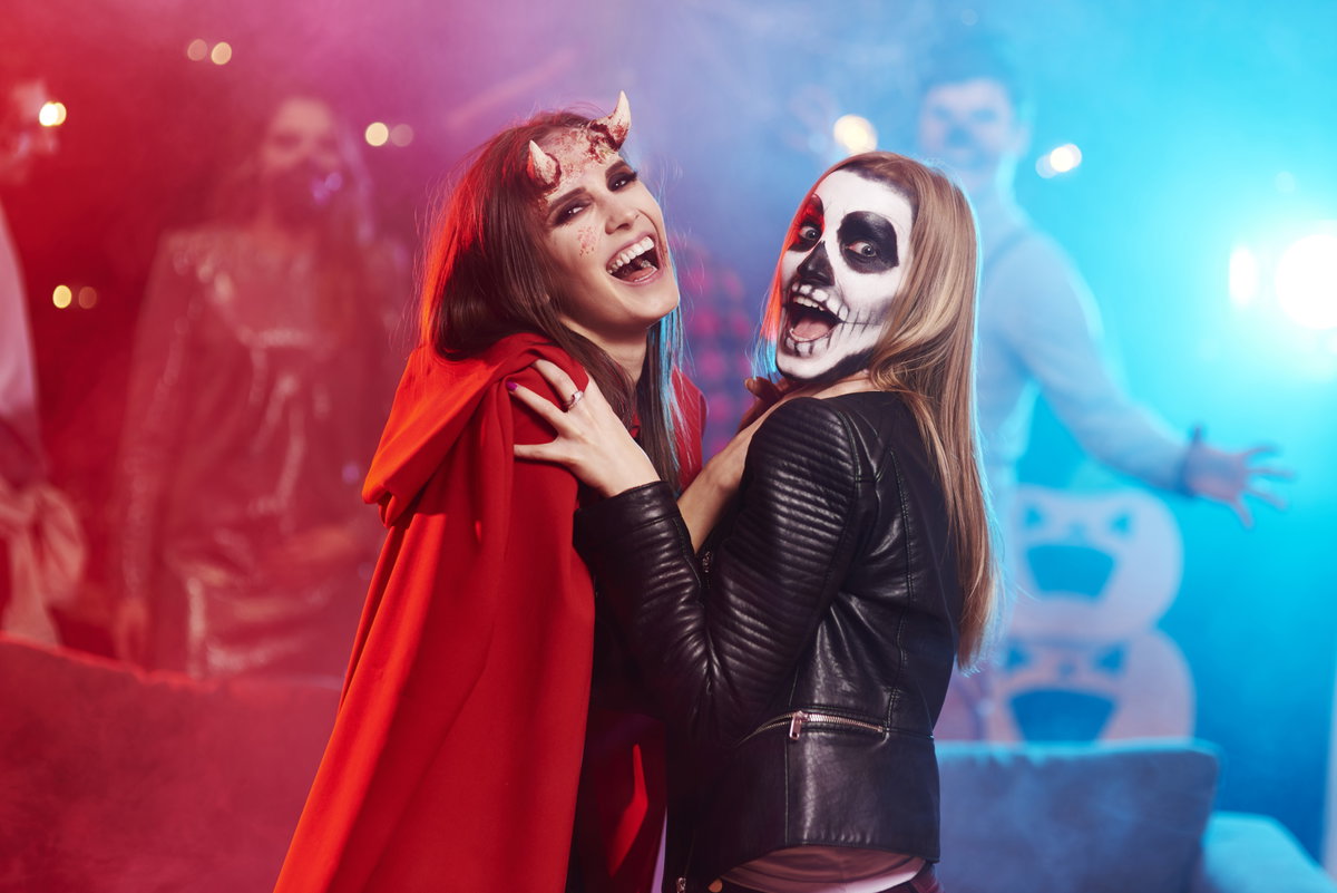Zwei Frauen an Halloween