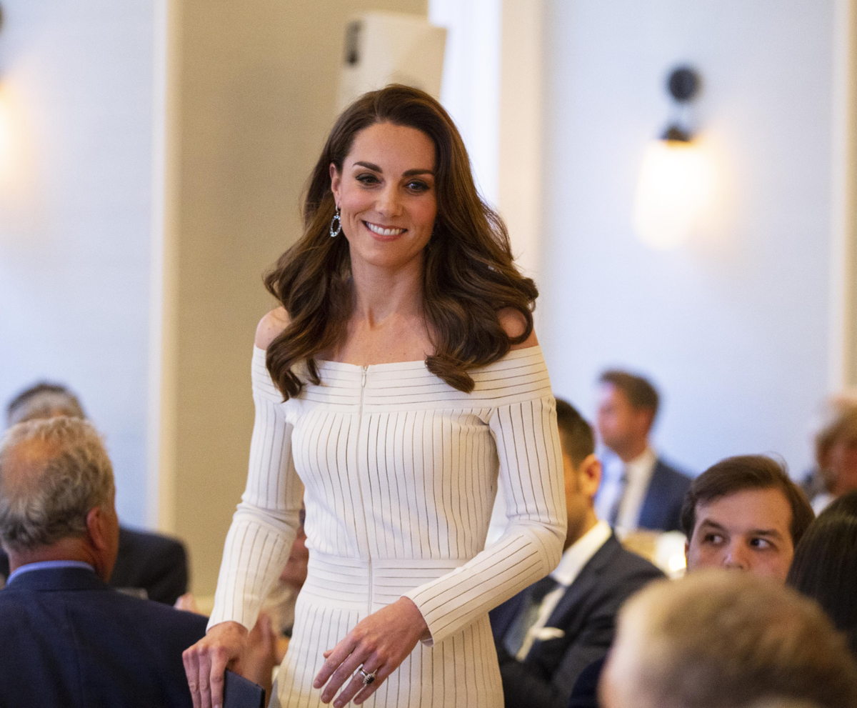Ihr absoluter Signature-Look: Oftmals trägt Kate eine voluminöse Frisur im Stil der 90er Jahre, auch bekannt als "Blowout". Dieser Hairstyle verleiht ihrem Aussehen eine glamouröse Note und unterstreicht ihre natürliche Schönheit. Prinzessin Kate beweist damit, dass der Retro-Look auch in der heutigen Zeit noch absolut angesagt und zu jedem Anlass eine tolle Wahl ist.