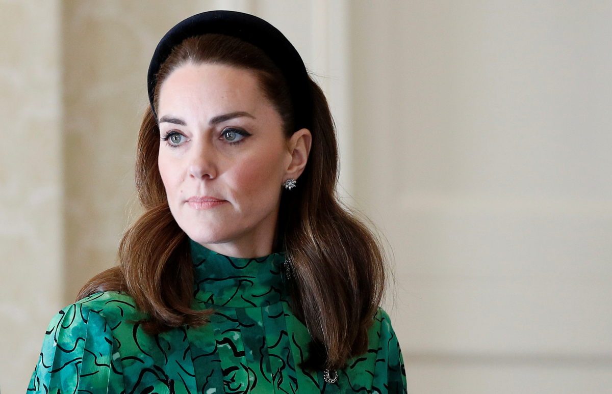 Prinzessin Kate ist bekannt für ihren eleganten Stil und trägt oft Haarreifen, um ihre Frisuren noch einmal zu ergänzen. Die Accessoires verleihen ihrem Look einen Hauch von Raffinesse sowie natürlich Eleganz. Sie wählt dabei verschiedene Designs und Farben, die zu ihren Outfits passen und ihre gekonnt Persönlichkeit unterstreichen. Dabei wirkt der Look nie zu überladen oder altmodisch – we love!