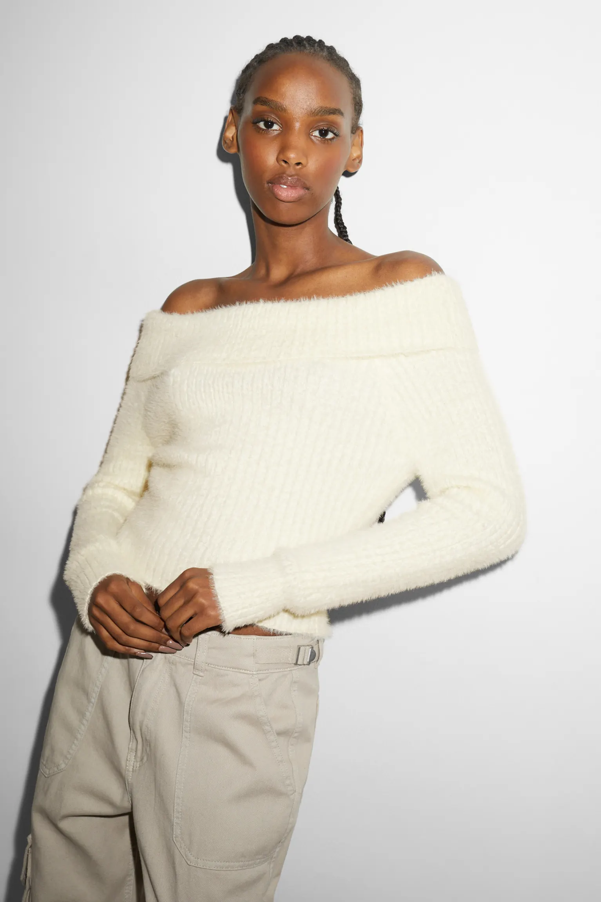 Frau in schulterfreien Pullover