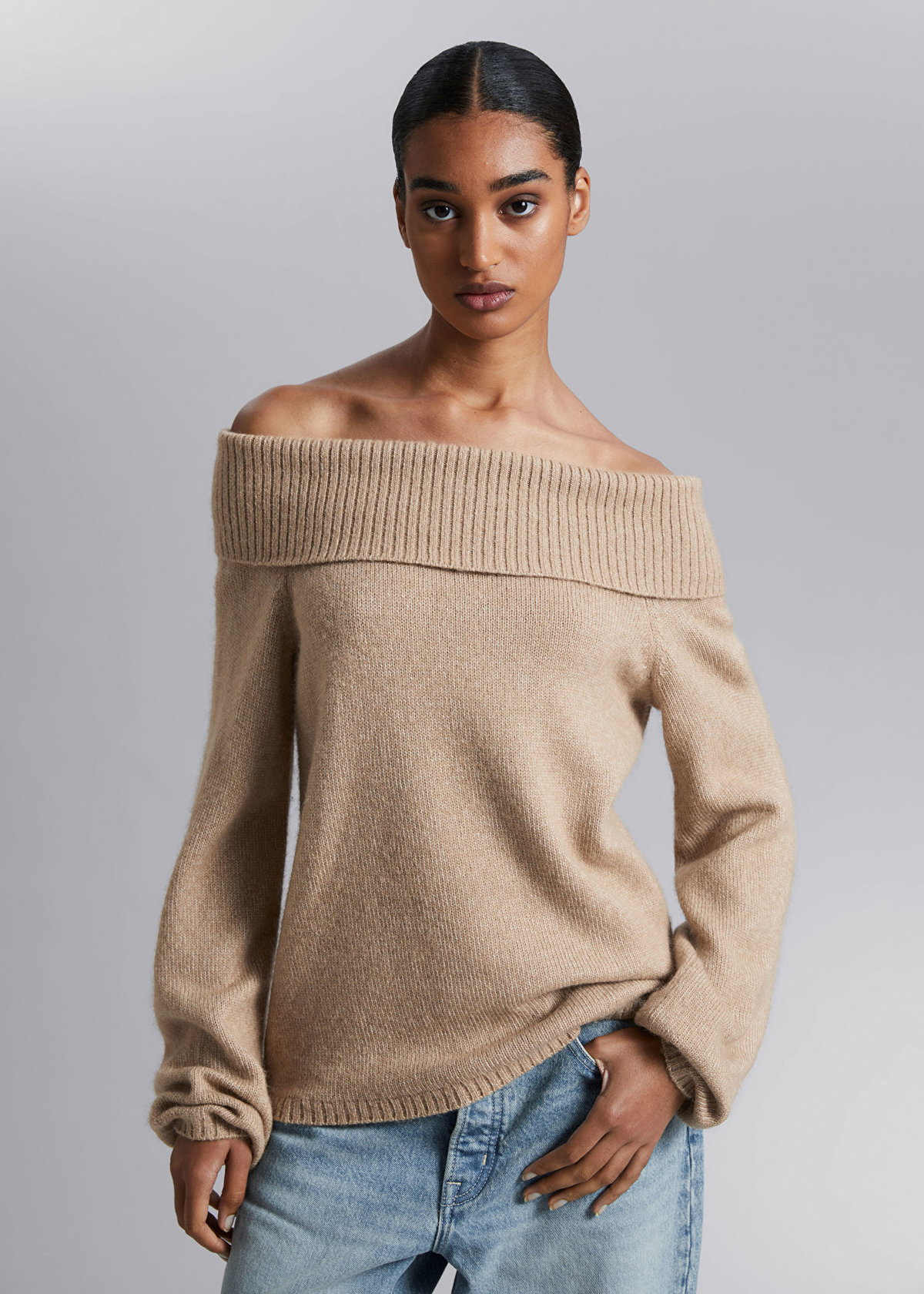 Frau in schulterfreiem Pullover