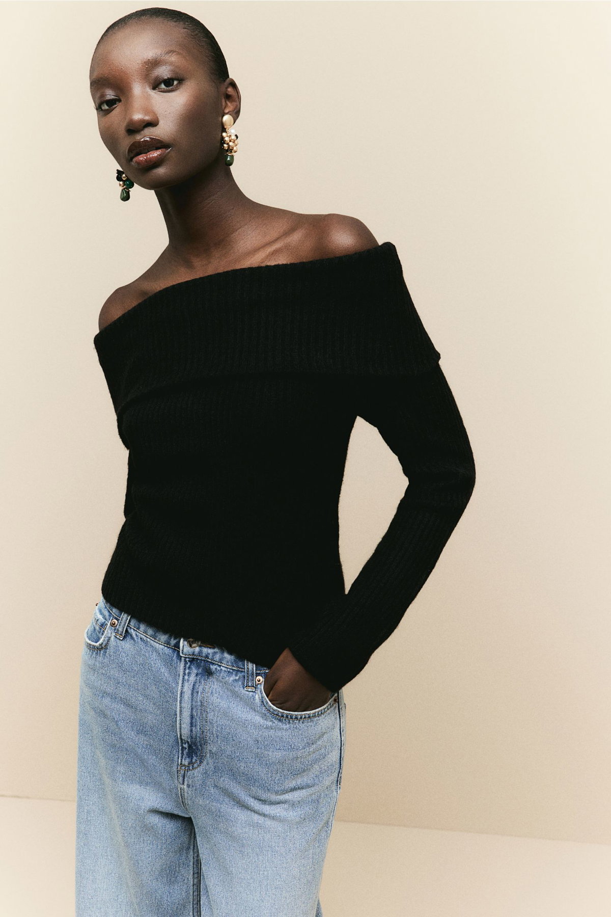 Frau in schulterfreien Pullover