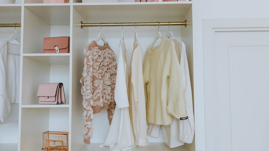 Diese 4 Fehler macht jeder beim Kleiderschrank ausmisten