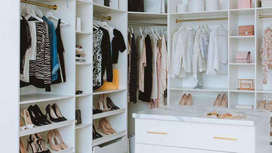 4 Dinge, die du aus deinem Kleiderschrank verbannen solltest