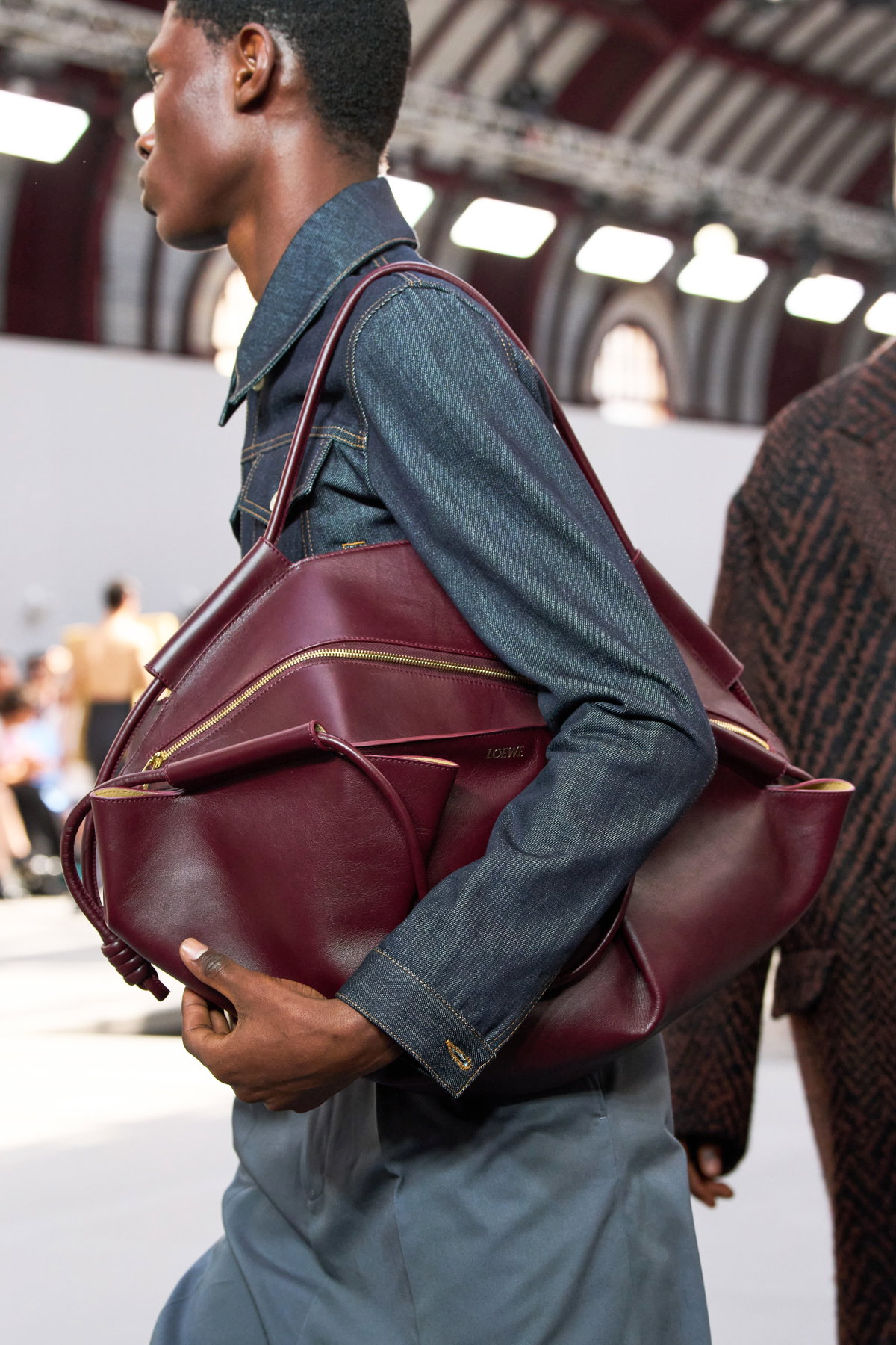 Dunkelrote Tasche
