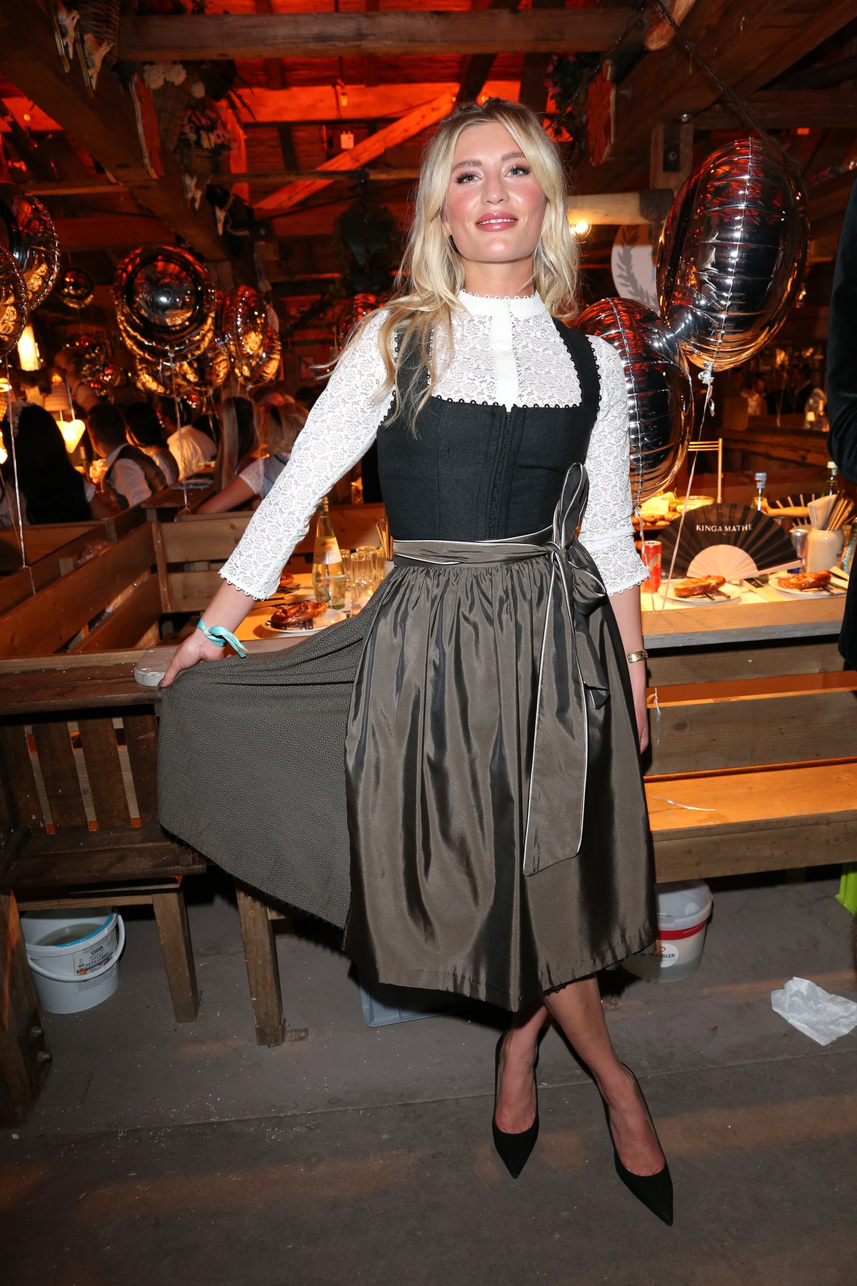 Luna Schweiger in Dirndl
