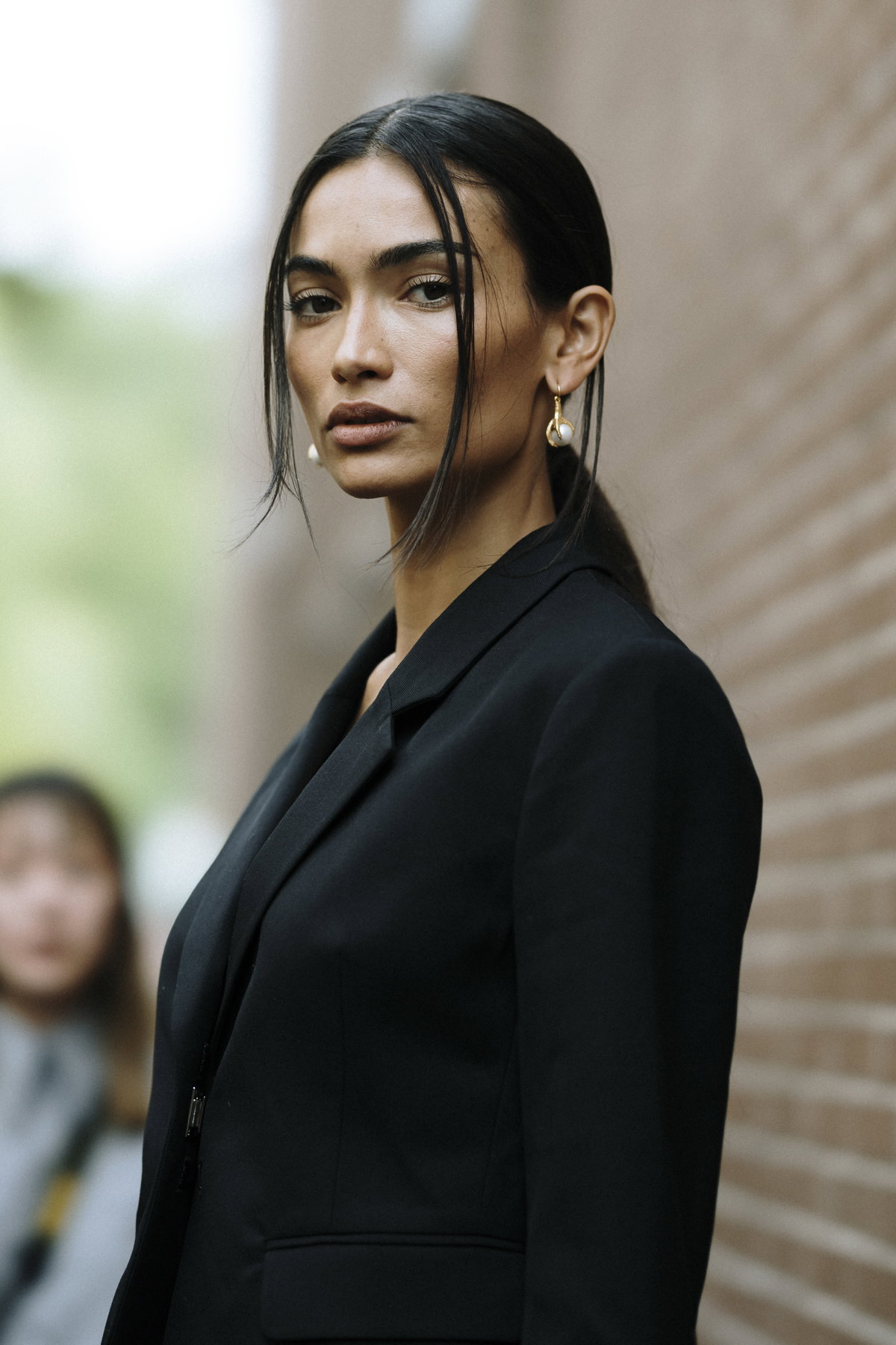 Frau mit Zopf auf der Fashion Week