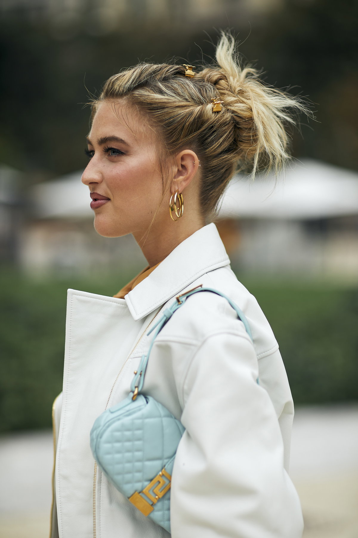 Frau von der Seite auf der Fashion Week