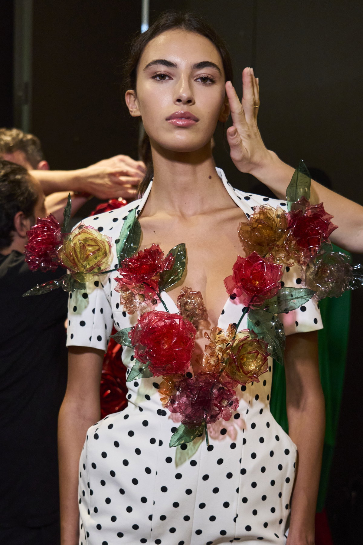 Model auf Balmain Fashion Show im Kleid und mit glossy Lippen