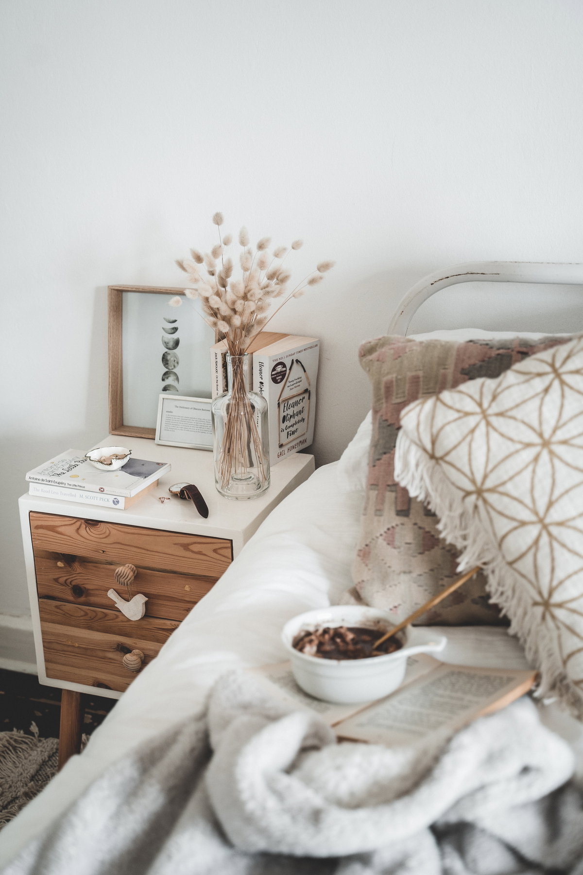 Nachttisch und Bett