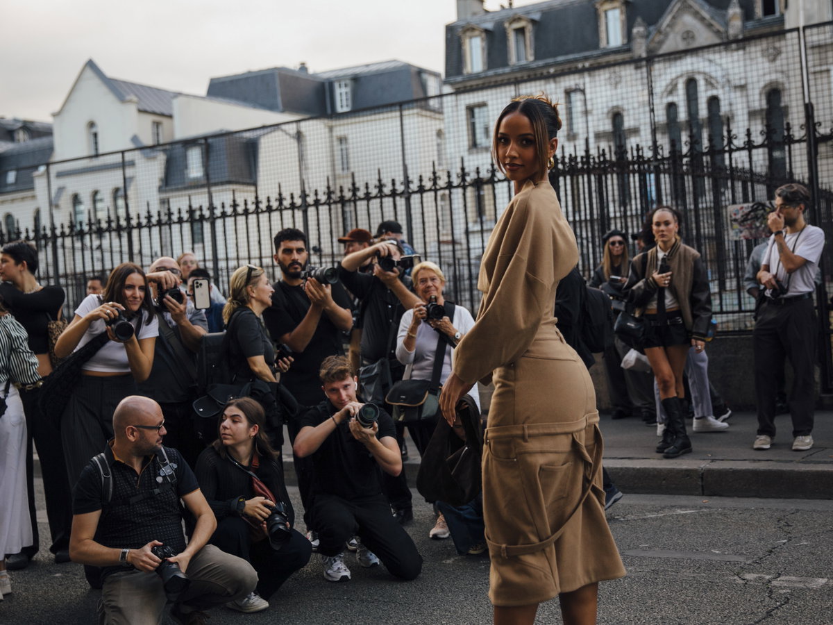 Frau auf der Pariser Fashion Week