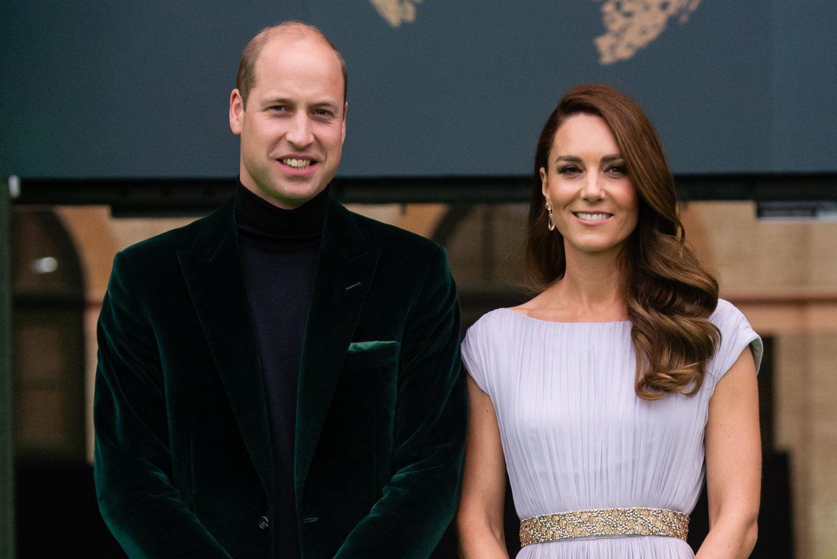 Auch beim Scheitel setzt Kate auf Abwechslungen … der elegante Seitenscheitel verleiht ihr einen zeitlosen und königlichen Look. Außerdem wirkt ihr Haar durch den Seitenscheitel kurzerhand noch voluminöser und setzt ihr Gesicht perfekt in Szene.
