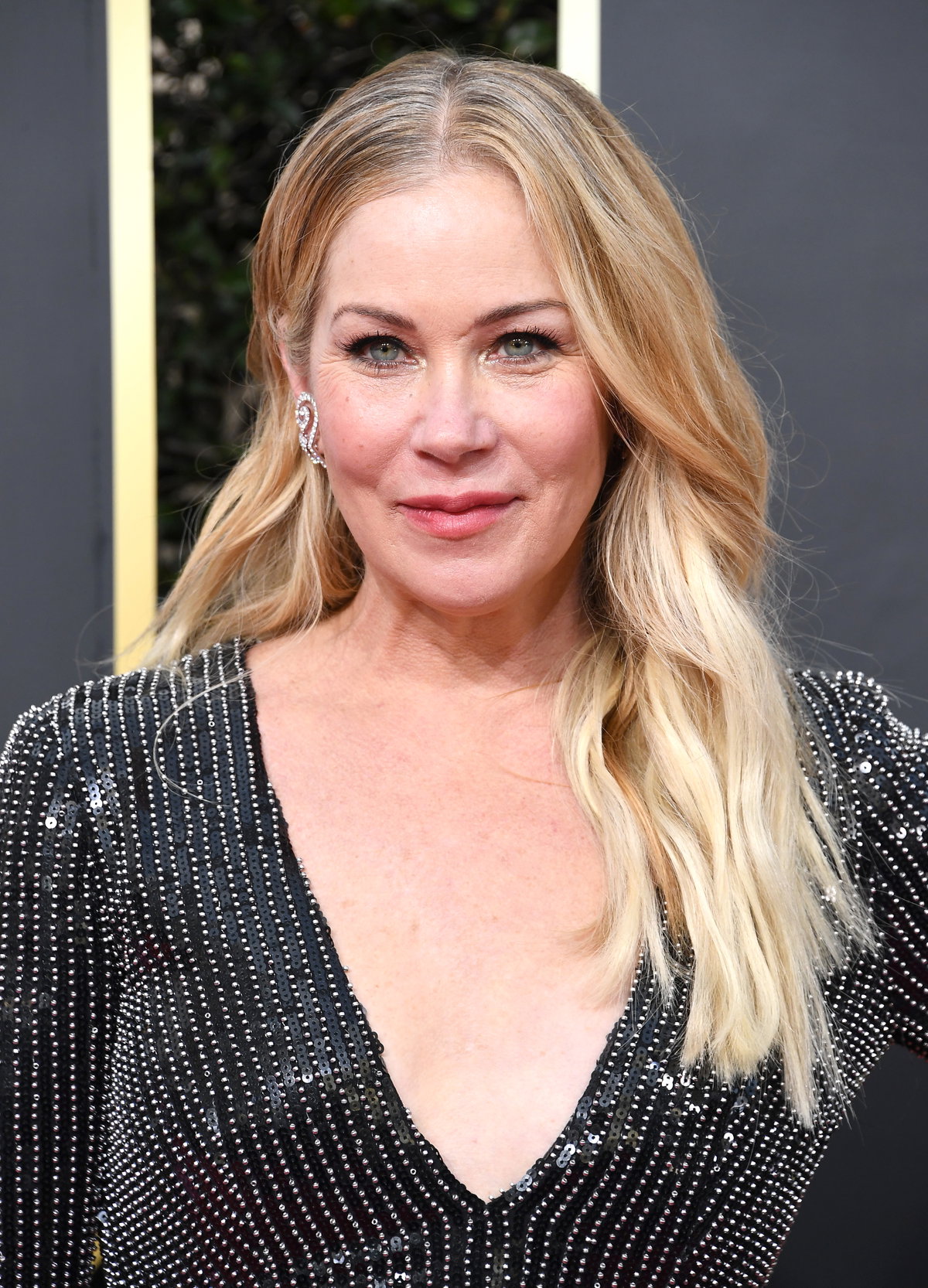 Schauspielerin Christina Applegate, bekannt aus der TV-Serie "Eine schrecklich nette Familie", erhielt die Diagnose Brustkrebs im Alter von 42 Jahren. Aufgrund eines erhöhten Risikos für erneuten Krebs entschied sie sich für eine Brustamputation sowie die Entfernung ihrer Eierstöcke und Eileiter.