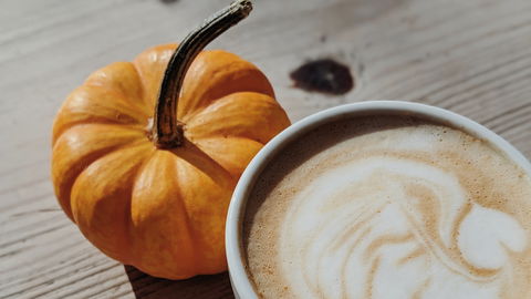 Pumpkin Spice Latte wie bei Starbucks: So gelingt dir das Trend-Getränk auch zu Hause