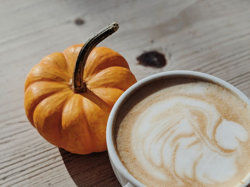 Pumpkin Spice Latte und Kürbis