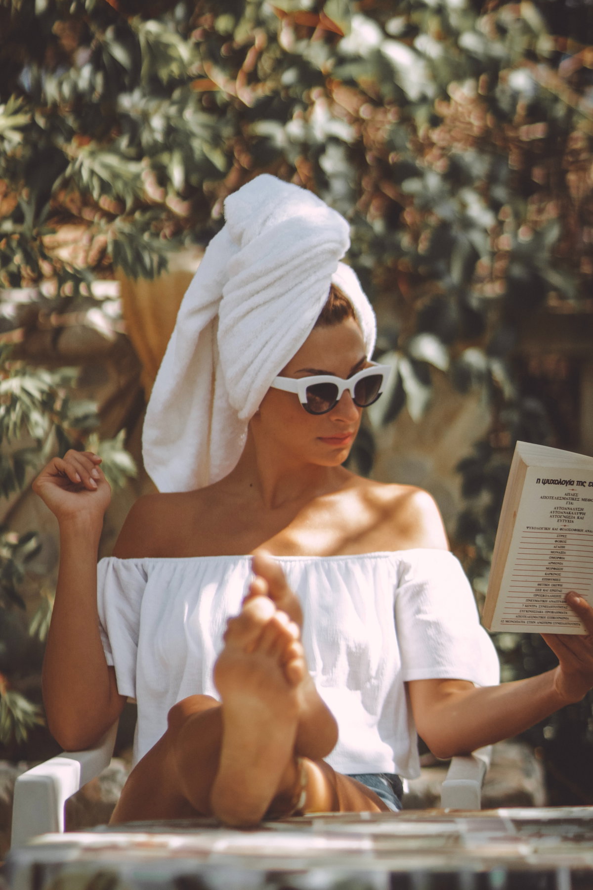 Frau liest Buch