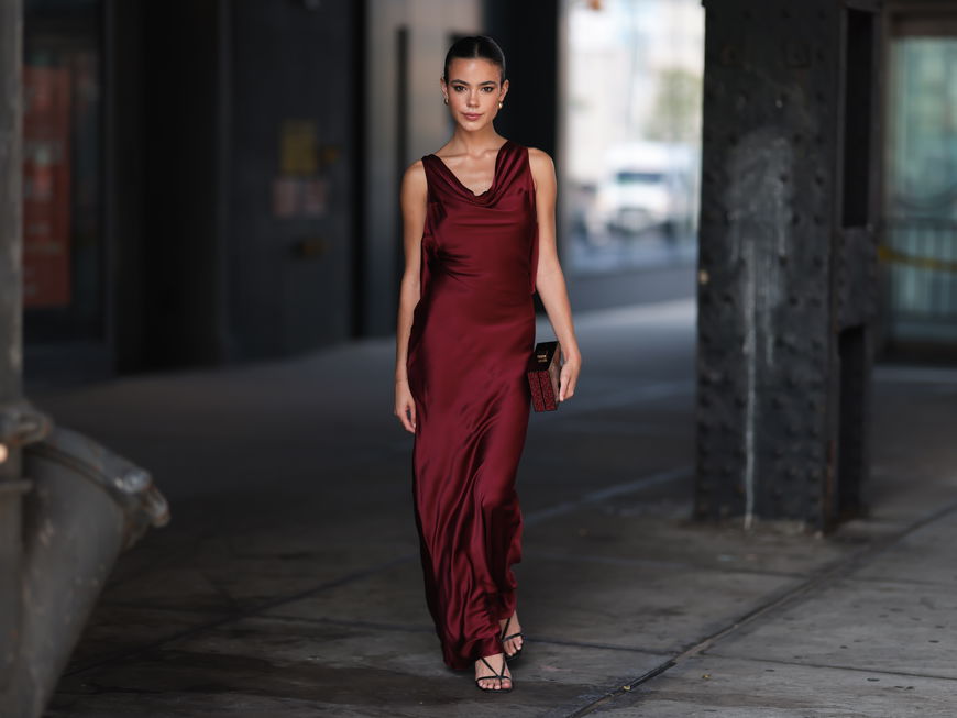 Frau in roten Kleid
