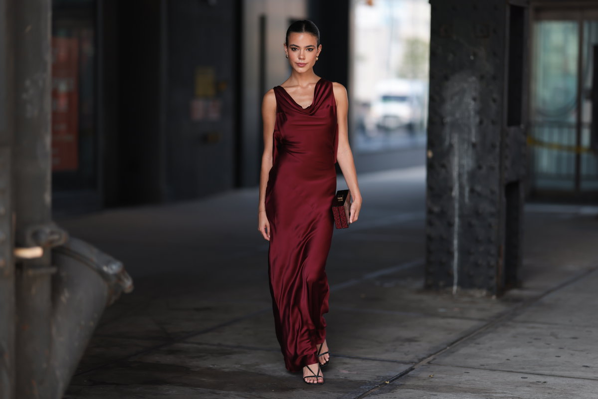 Frau in roten Kleid