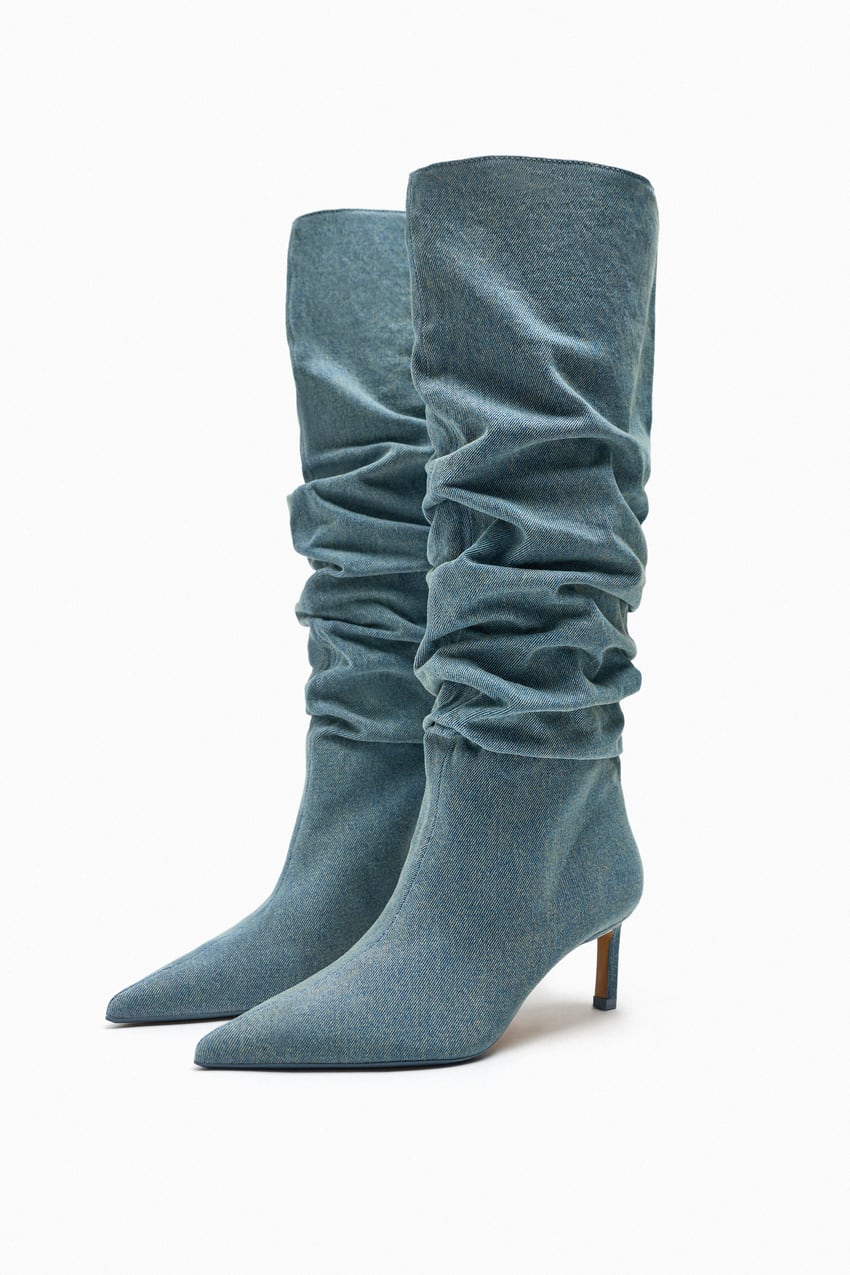 Slouchy Boots sind aus unserer Garderobe für den Herbst nicht wegzudenken – vor allem aus Denim. Unseren Liebling findest du für ca. 80 Euro bei Zara.