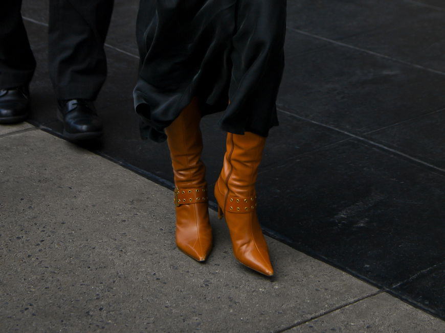 Emily Ratajkowski trägt braune Stiefel