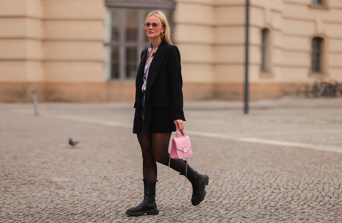 Frau mit schwarzen Stiefeln