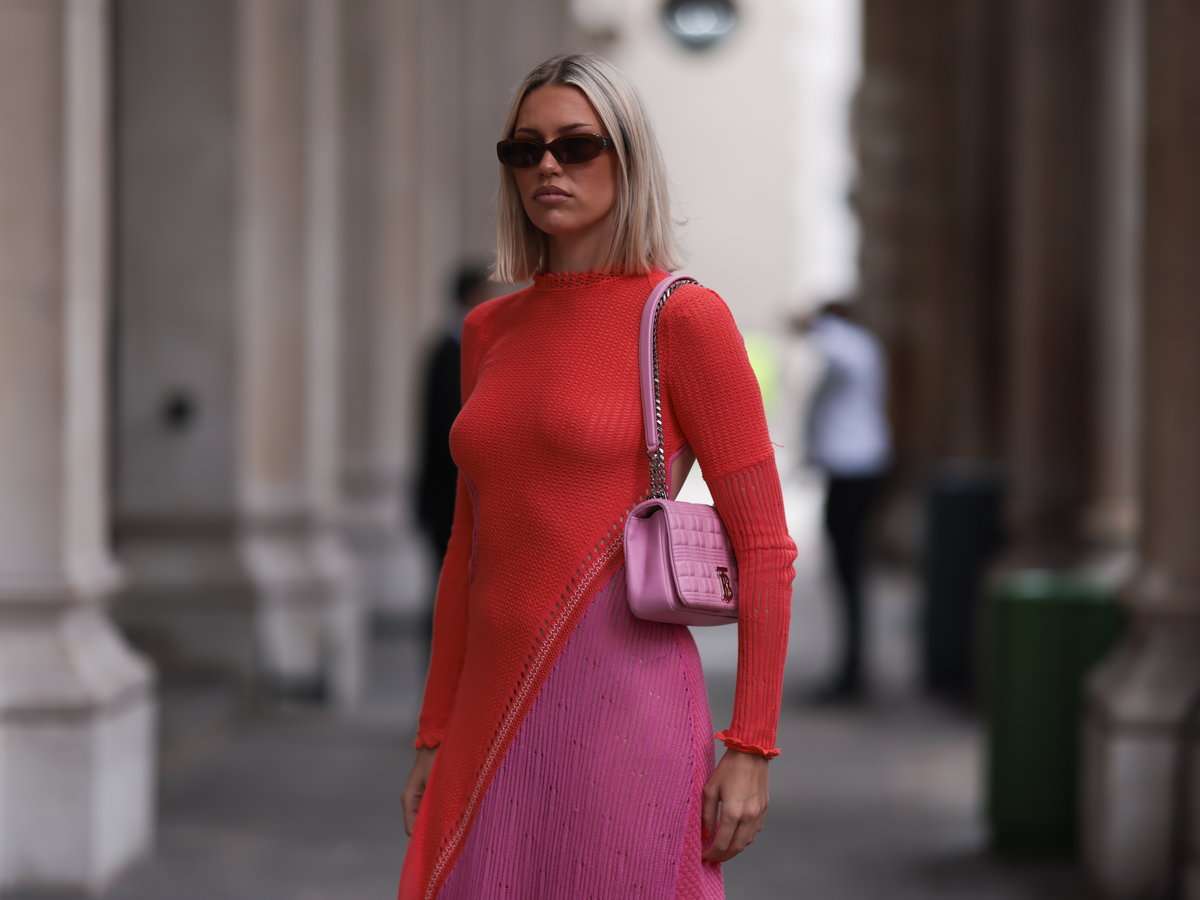 Frau in rotem Kleid