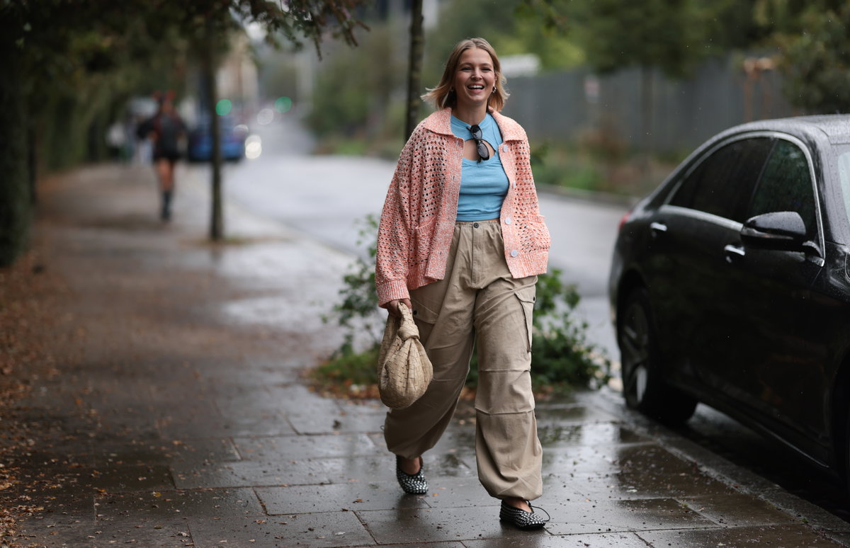 Frau in lachsfarbener Jacke