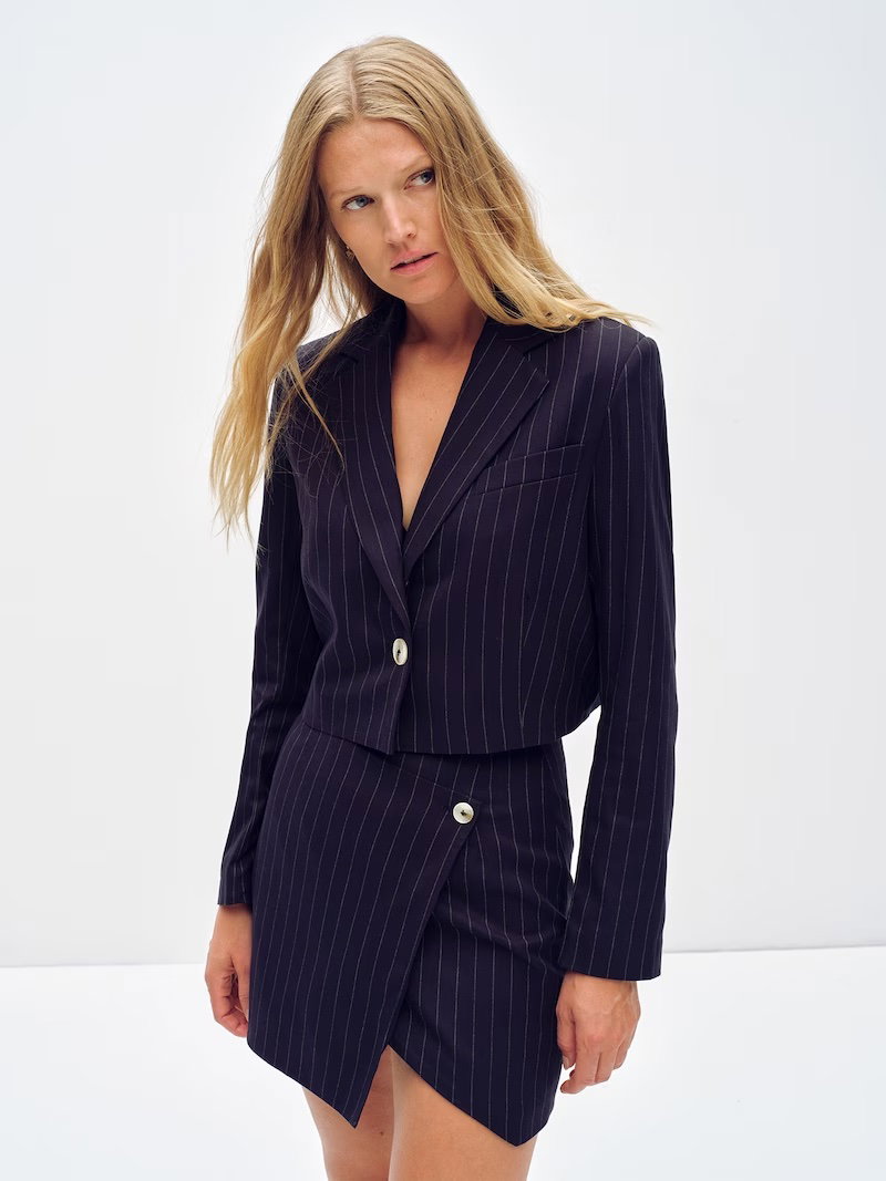 Zeitlos schön und dennoch total angesagt – wir haben uns in den coolen Cropped Blazer für ca. 70 Euro direkt verguckt.