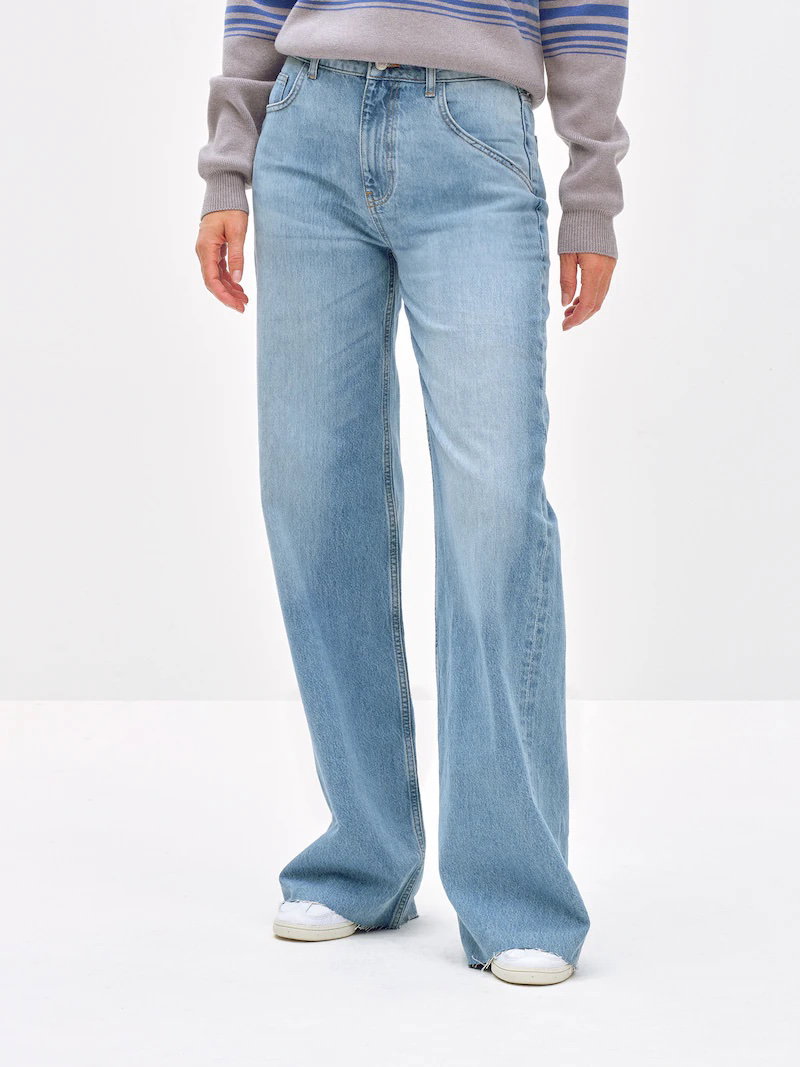 Die perfekte Jeans braucht einfach jede Frau. Wir setzen auf die klassische Wide Leg Hose mit überlangem Saum von Toni for About You.