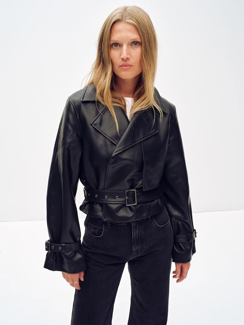 Toni Garrn in Lederjacke