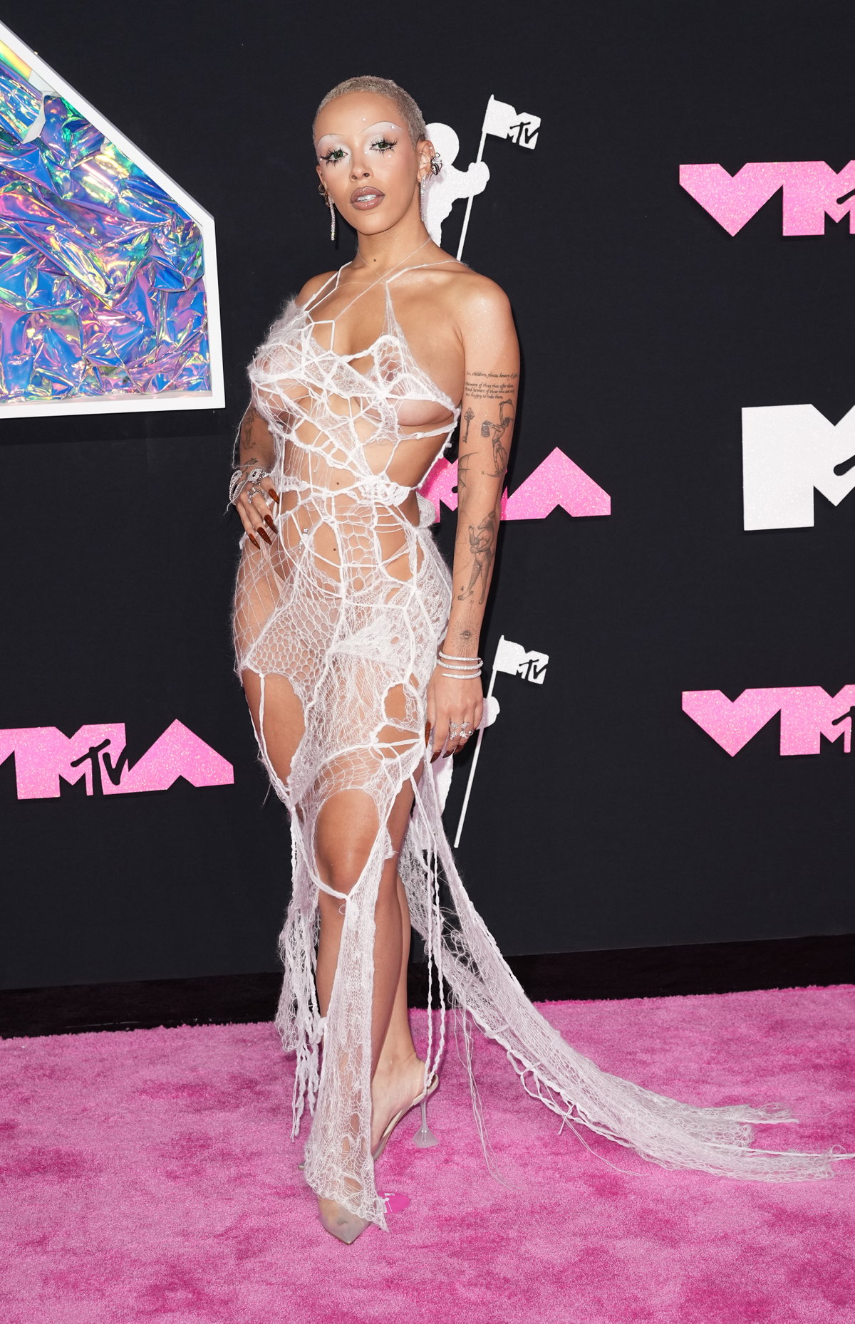 Dass Doja Cat stets für einen spektakulären Auftritt sorgt, ist bekannt. So auch wieder bei den VMAs, wo sie ein Kleid trug, das an ein Spinnennetz erinnerte und für Schlagzeilen sorgte.