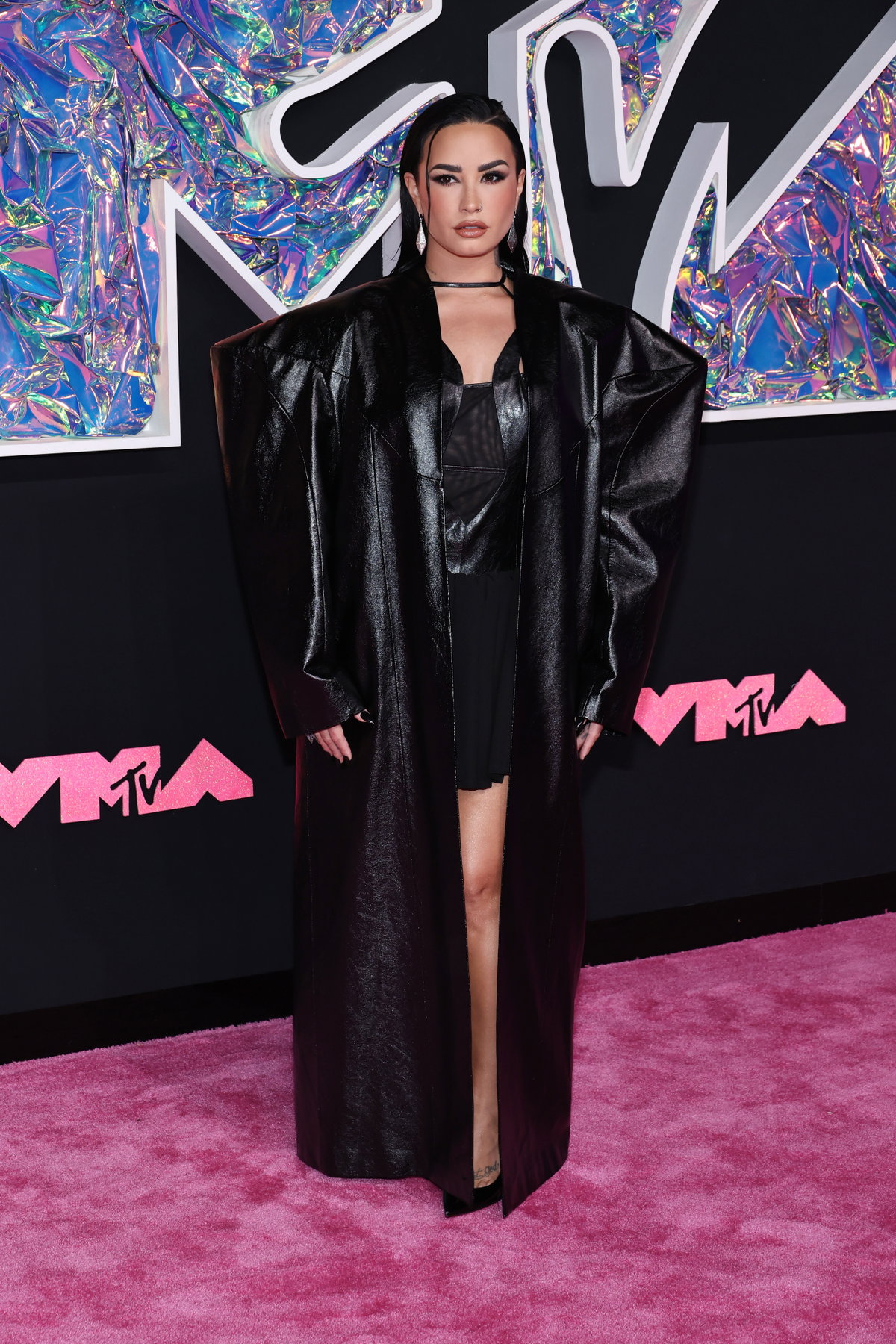Demi Lovatos persönlicher Stil, der ebenfalls sehr rockig ist, spiegelte sich auch in ihrem Red-Carpet-Look wieder. Mit ihrem Ledermantel mit XXL-Schultern setzte die Sängerin gekonnt ein modisches Statement.