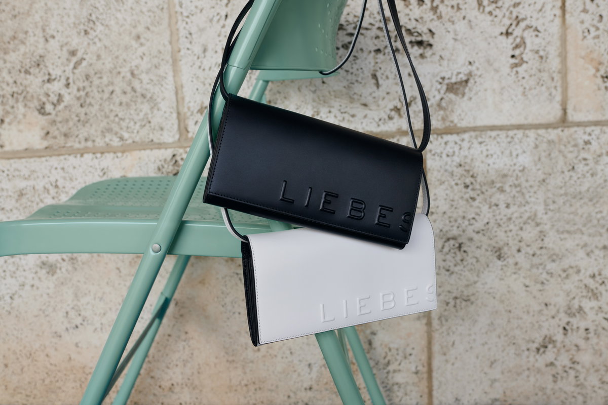 Die Logoprägung der Paper Bag ist ein echter Hingucker.