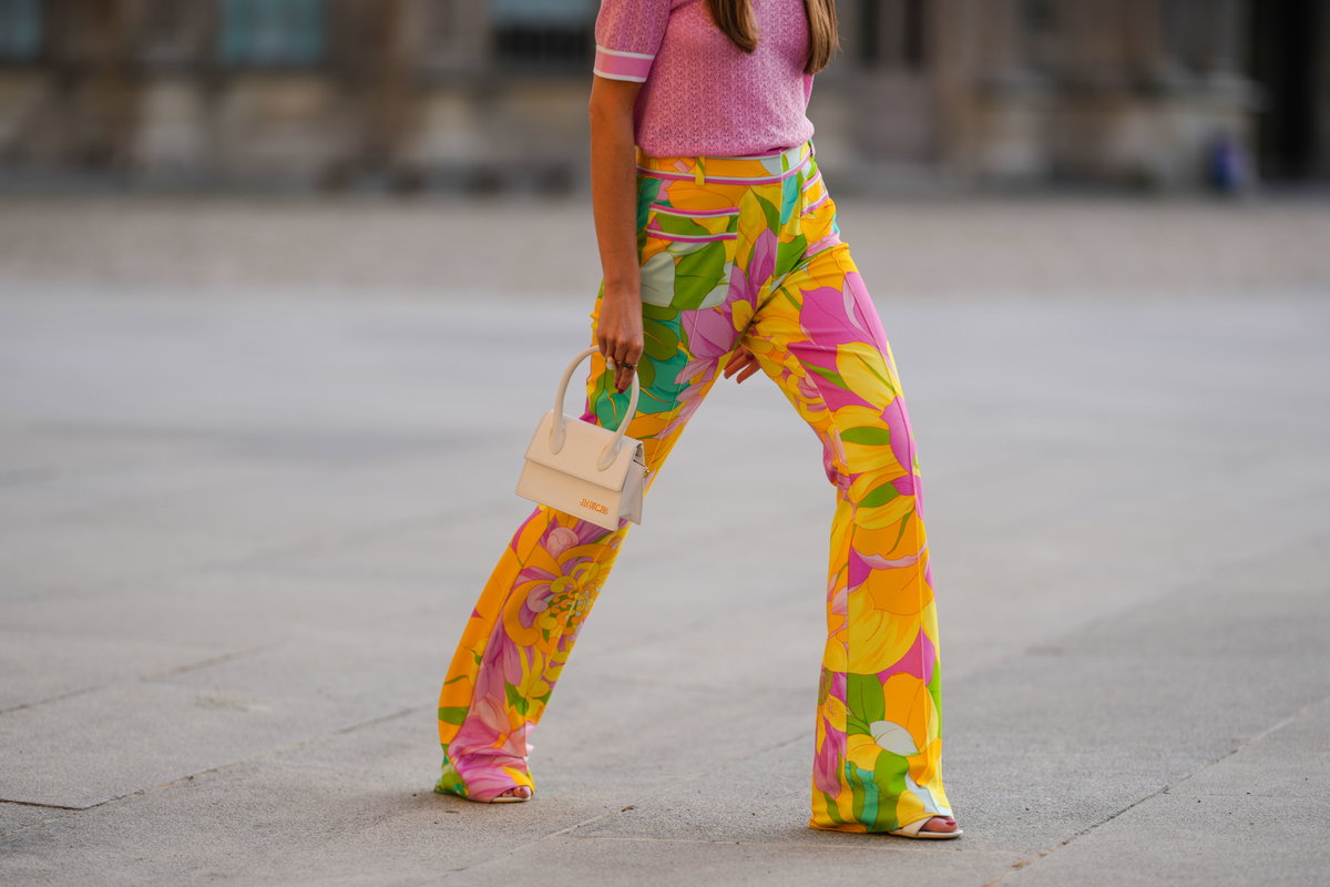 Frau in bunter Blumenhose