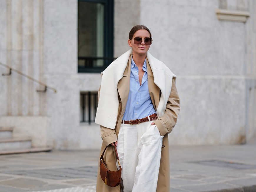 Frau in edlem Look mit Trenchcoat