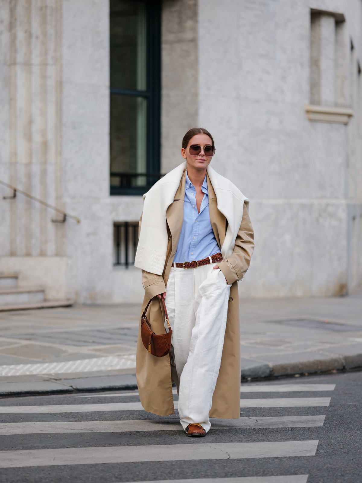 Frau in edlem Look mit Trenchcoat