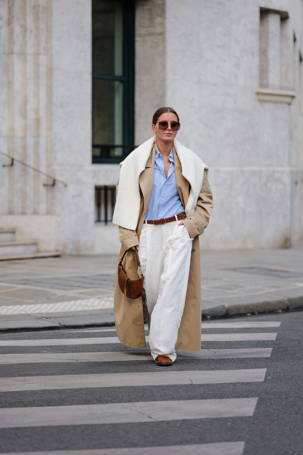 Frau in edlem Look mit Trenchcoat