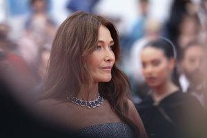 Carla Bruni, die ehemalige First Lady von Frankreich und Sängerin, hat vor ein paar Monaten auf ihrem Instagram-Account erstmals über ihre persönliche Erfahrung mit Brustkrebs berichtet. Sie teilt offen ihre Krankheitsgeschichte mit der Öffentlichkeit und animiert die Frauen dazu, regelmäßig eine Mammographie vornehmen zu lassen. Die 56-Jährige sei selber regelmäßig zu Untersuchungen gegangen, weshalb der Brustkrebs frühzeitig erkannt werden konnte und darauf folgten Operation, Bestrahlungs- sowie Hormontherapie. Schließlich konnte sie die Krankheit besiegen. In dem Post schreibt Carla Bruni abschließend: "Macht eure Mammographie. Eure Leben hängen davon ab."
