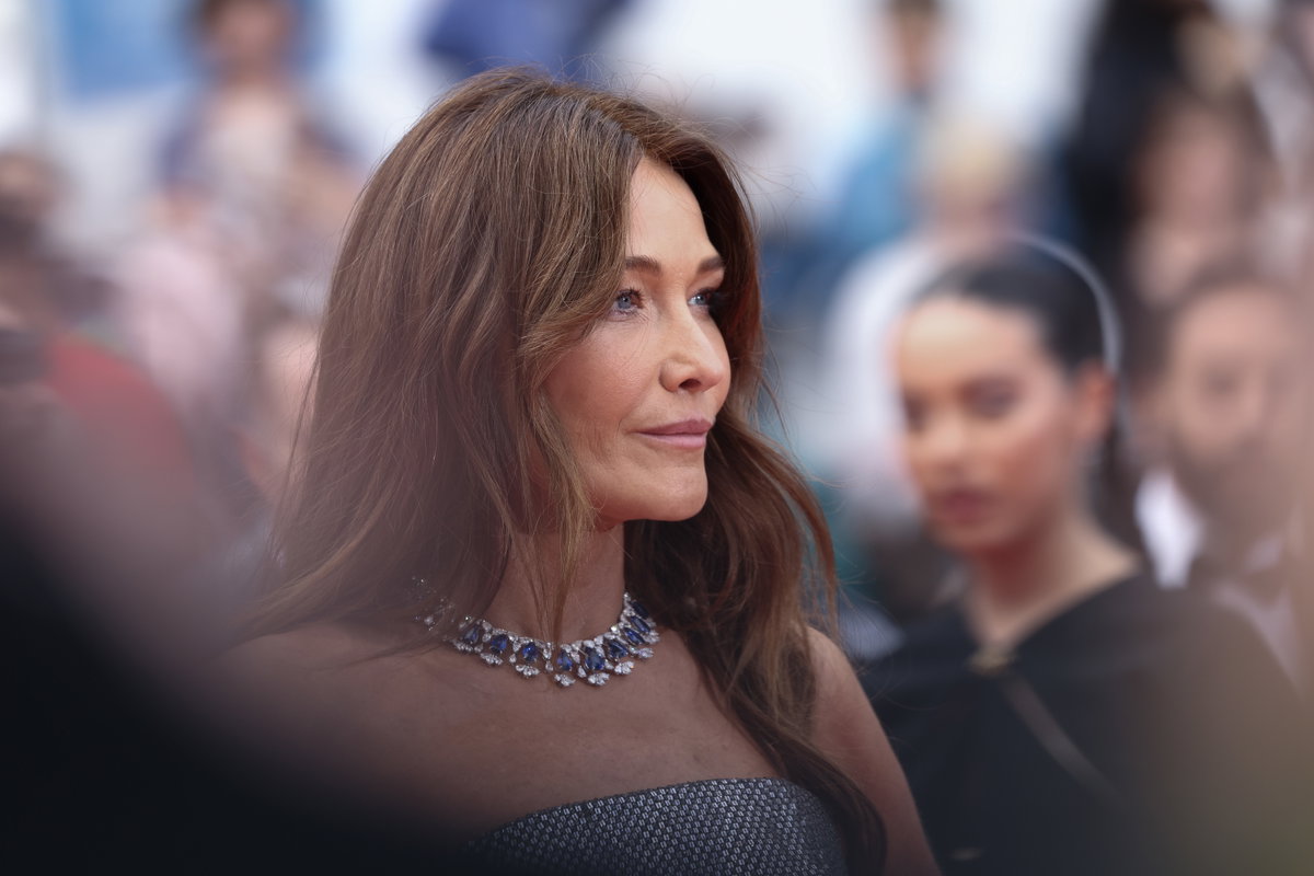 Carla Bruni, die ehemalige First Lady von Frankreich und Sängerin, hat vor ein paar Monaten auf ihrem Instagram-Account erstmals über ihre persönliche Erfahrung mit Brustkrebs berichtet. Sie teilt offen ihre Krankheitsgeschichte mit der Öffentlichkeit und animiert die Frauen dazu, regelmäßig eine Mammographie vornehmen zu lassen. Die 56-Jährige sei selber regelmäßig zu Untersuchungen gegangen, weshalb der Brustkrebs frühzeitig erkannt werden konnte und darauf folgten Operation, Bestrahlungs- sowie Hormontherapie. Schließlich konnte sie die Krankheit besiegen. In dem Post schreibt Carla Bruni abschließend: "Macht eure Mammographie. Eure Leben hängen davon ab."
