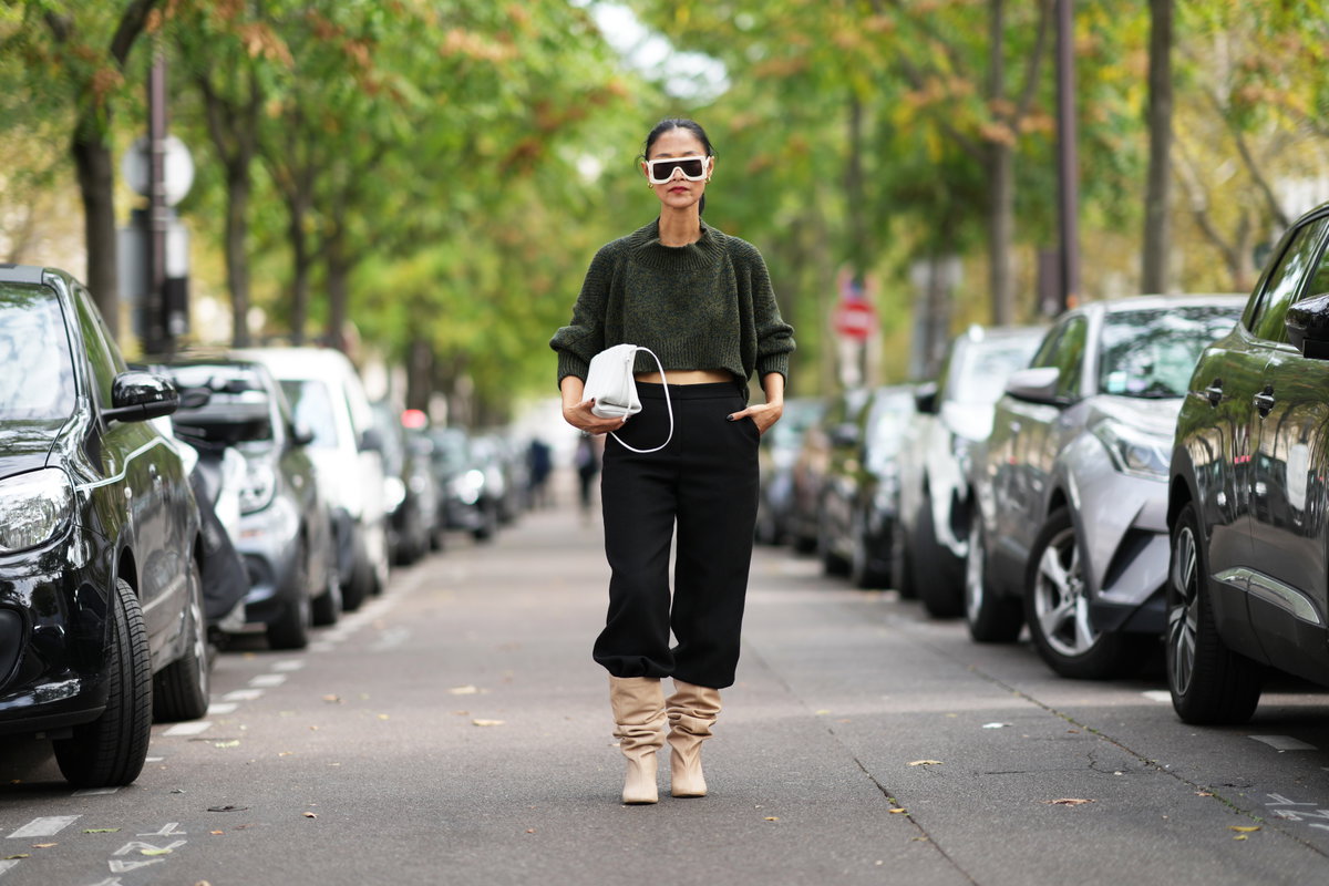 Frau mit beigen Boots