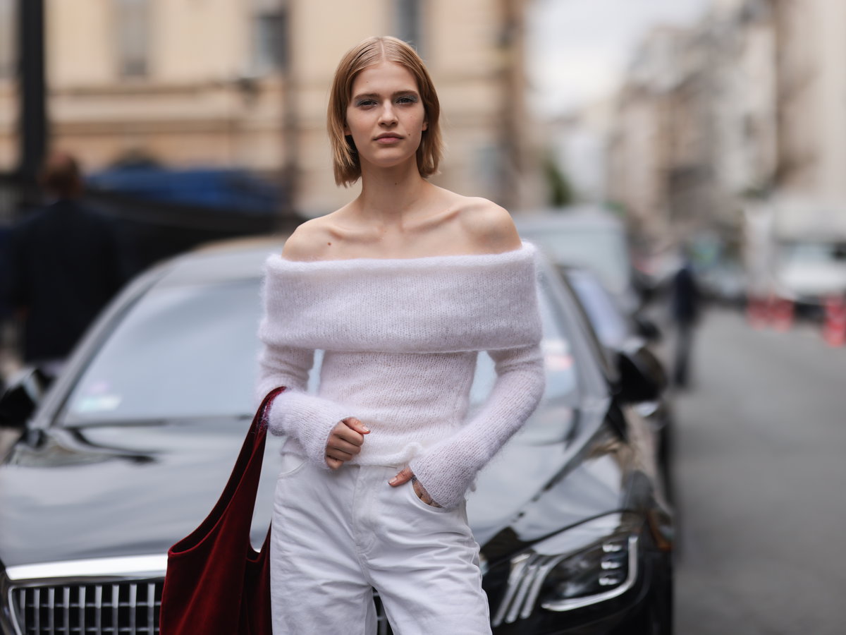 Frau trägt einen schulterfreien Strickpullover