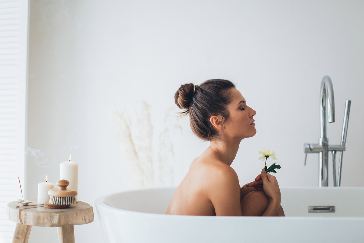Frau sitzt in Badewanne