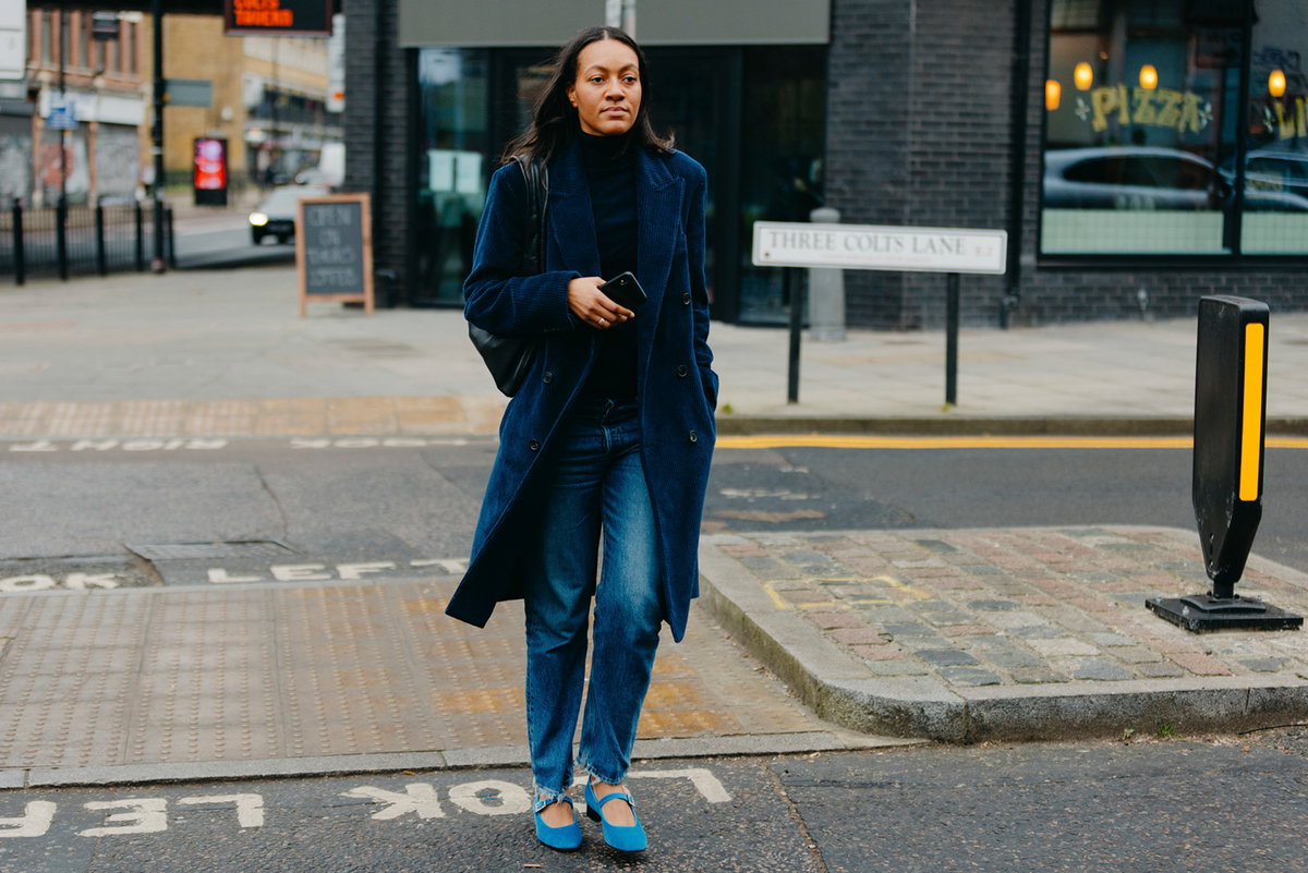 Frau in Jeans spaziert durch London