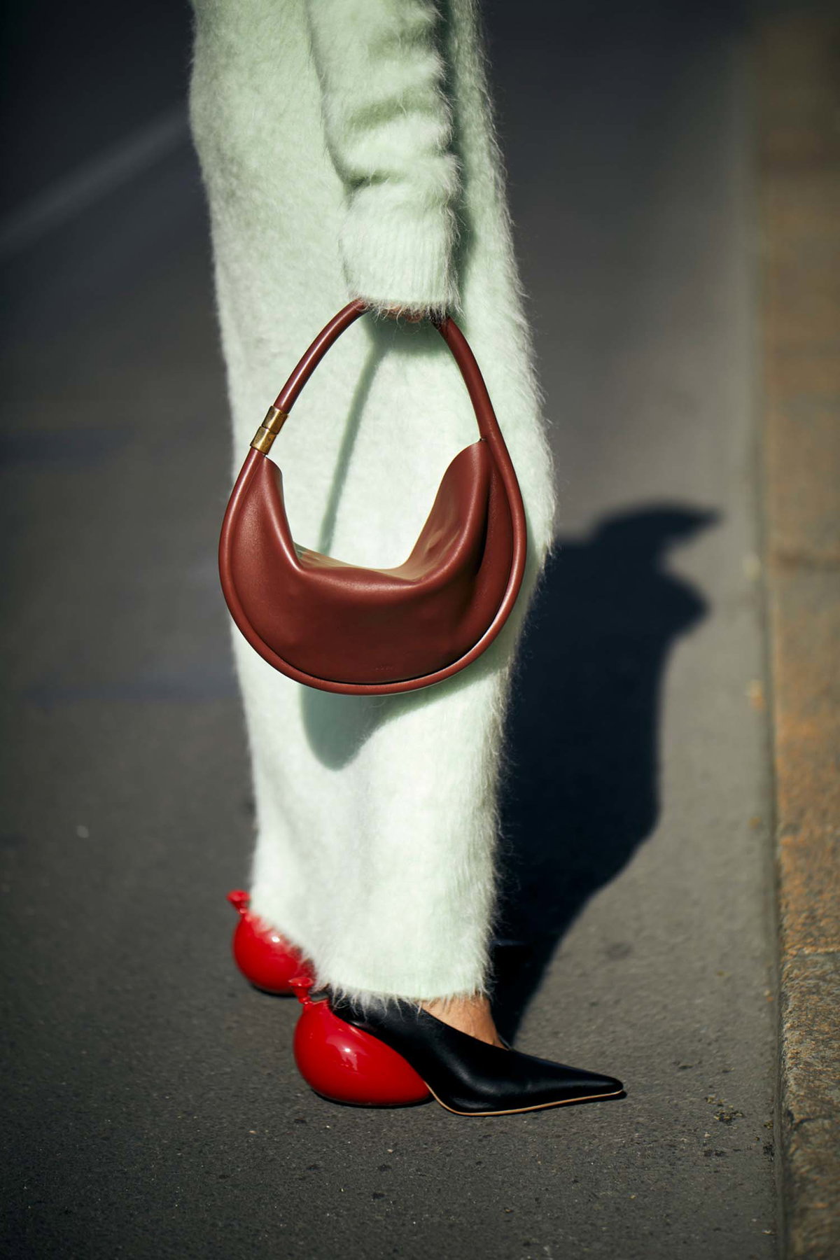 Frau mit brauner Handtasche