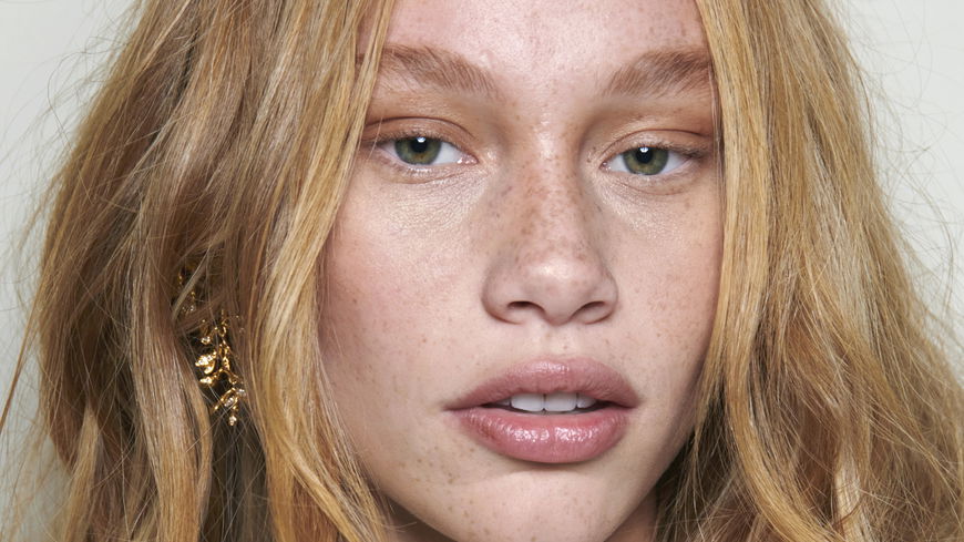 3 Make-up-Tricks, die deine Sommersprossen perfekt betonen