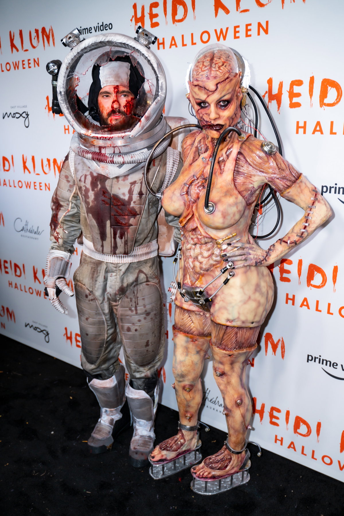 2019, Alien und Astronaut: Wenn wir glauben, dass Heidi Klum ihren letzten Look nicht mehr toppen kann, legt sie noch einen obendrauf. Zusammen mit Ehemann Tom erschien sie im Alien-Kostüm und Astronauten-Look. Schrauben, Klammern und Schläuche sowie die verschiedenen Fake-Organe, die zu sehen waren, sorgten für den nötigen Grusel-Faktor.