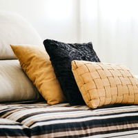 Wohnzimmer dekorieren: Mit dem Kissen-Trick wertest du dein Zuhause auf