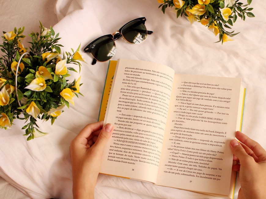 Buch und gelbe Blumen